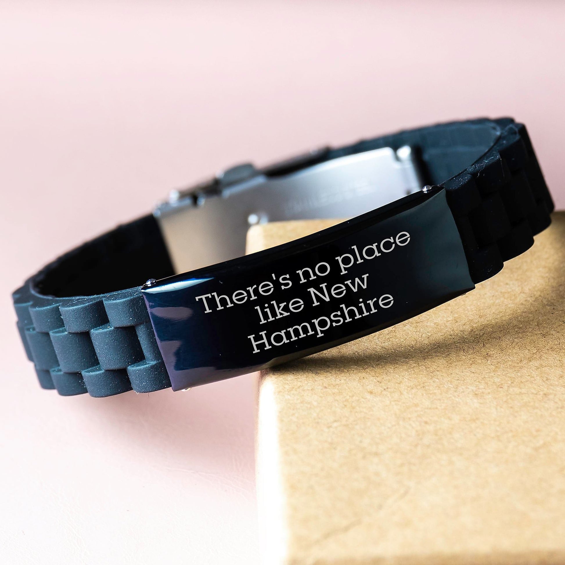New Hampshire Gifts from Friends Funny Quote Glide lock Clasp Birthday Jewelry, 'There's No Place Like New Hampshire', Men Women Friends Family - Victory Thru Vision